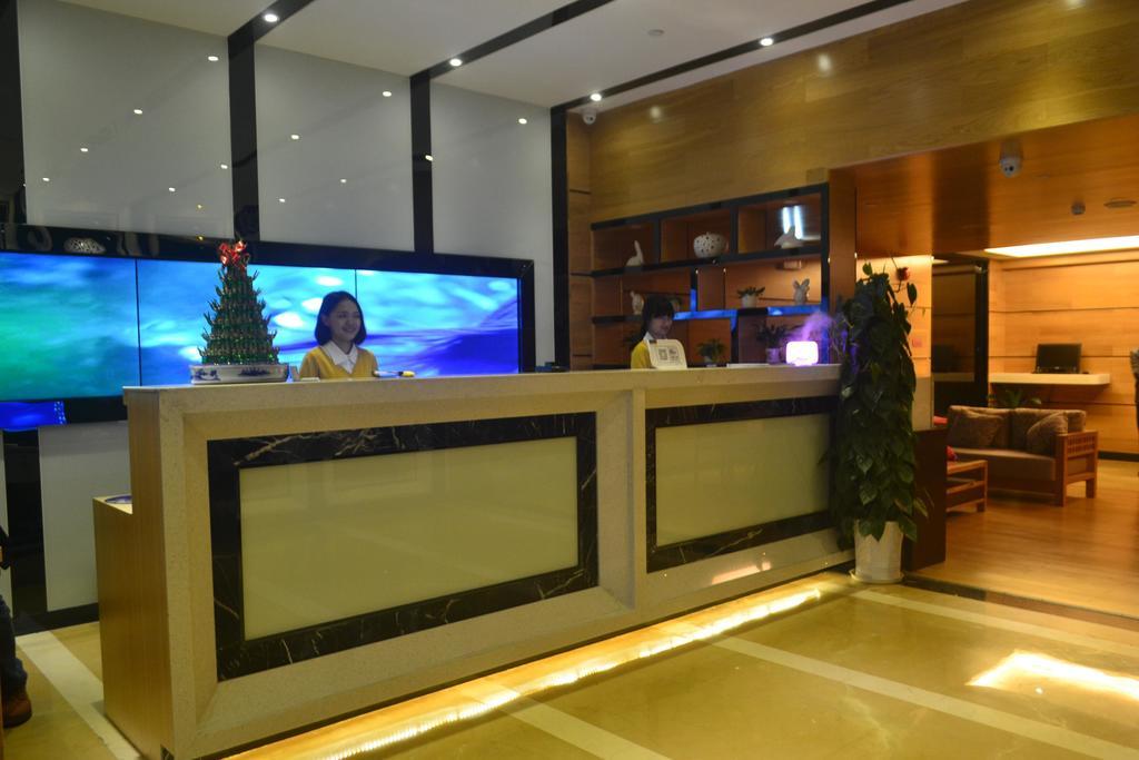 Lavande Hotel Zhuhai Gongbei Port Square Exterior photo