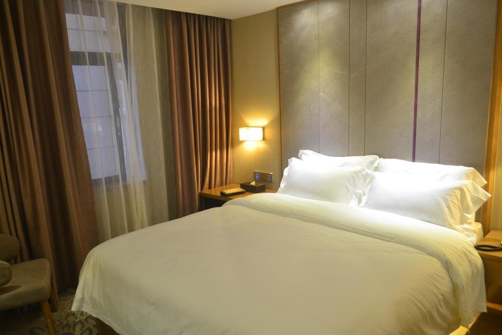 Lavande Hotel Zhuhai Gongbei Port Square Exterior photo